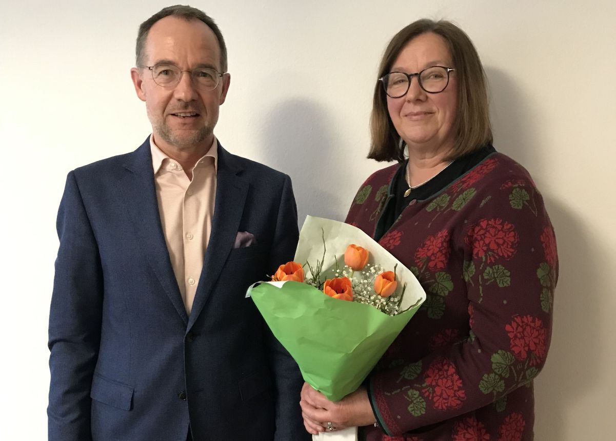 Ordinariatsrat Robert Hambitzer, Leiter der Hauptabteilung Personal, dankte Pastoralreferentin Dorothea Maiwald-Martin für ihr langjähriges Engagement als Suchtbeauftragte.