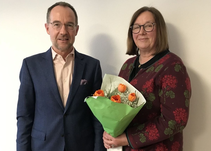 Ordinariatsrat Robert Hambitzer, Leiter der Hauptabteilung Personal, dankte Pastoralreferentin Dorothea Maiwald-Martin für ihr langjähriges Engagement als Suchtbeauftragte.