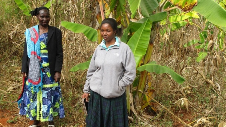 Solifonds_Mbinga_Frauensozialarbeit Zwei Frauen stehen vor einem Bananenbaum.